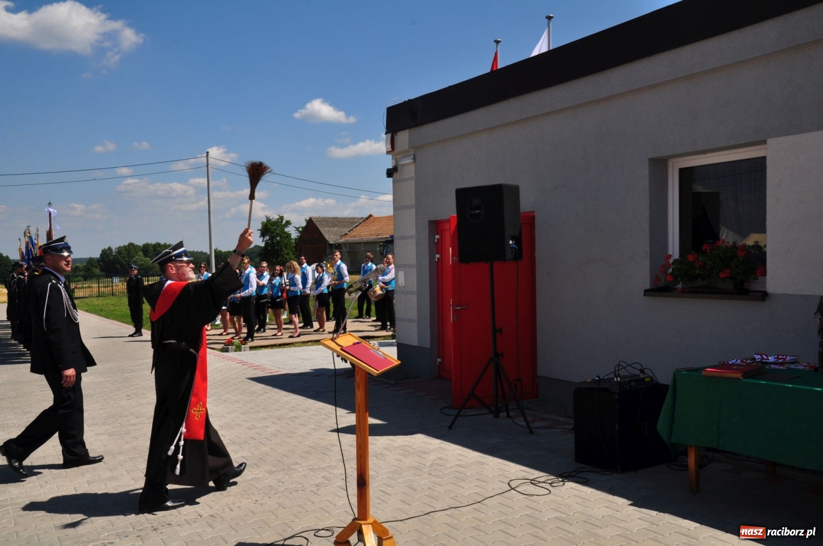 Zdjęcie w galerii na portalu naszraciborz.pl: Nowa remiza dla OSP Babice na 115. urodziny. Uroczyste poświęcenie budynków i pojazdów wiadomości z regionu