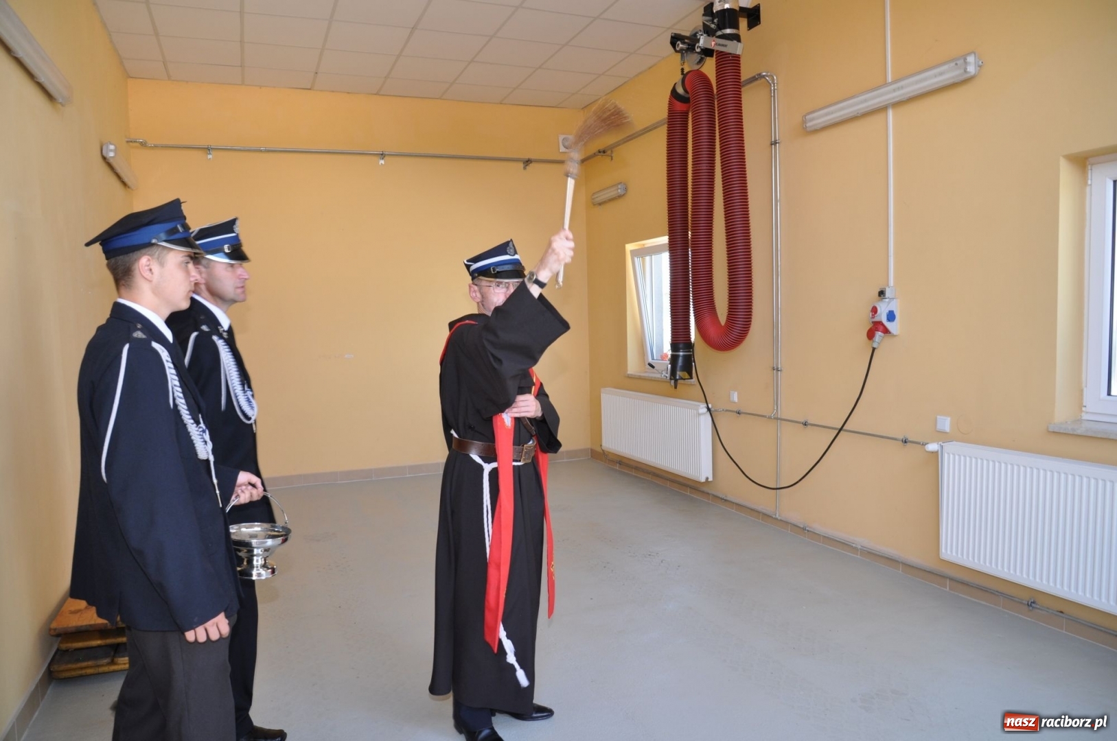 Zdjęcie w galerii na portalu naszraciborz.pl: Nowa remiza dla OSP Babice na 115. urodziny. Uroczyste poświęcenie budynków i pojazdów wiadomości z regionu