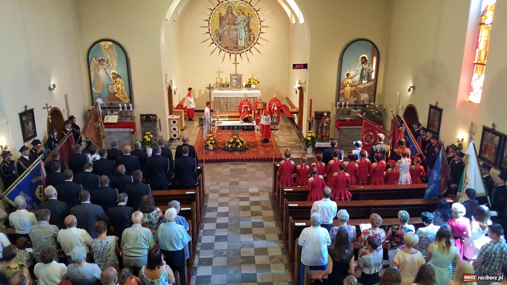 Zdjęcie w galerii na portalu naszraciborz.pl: Nowa remiza dla OSP Babice na 115. urodziny. Uroczyste poświęcenie budynków i pojazdów wiadomości z regionu