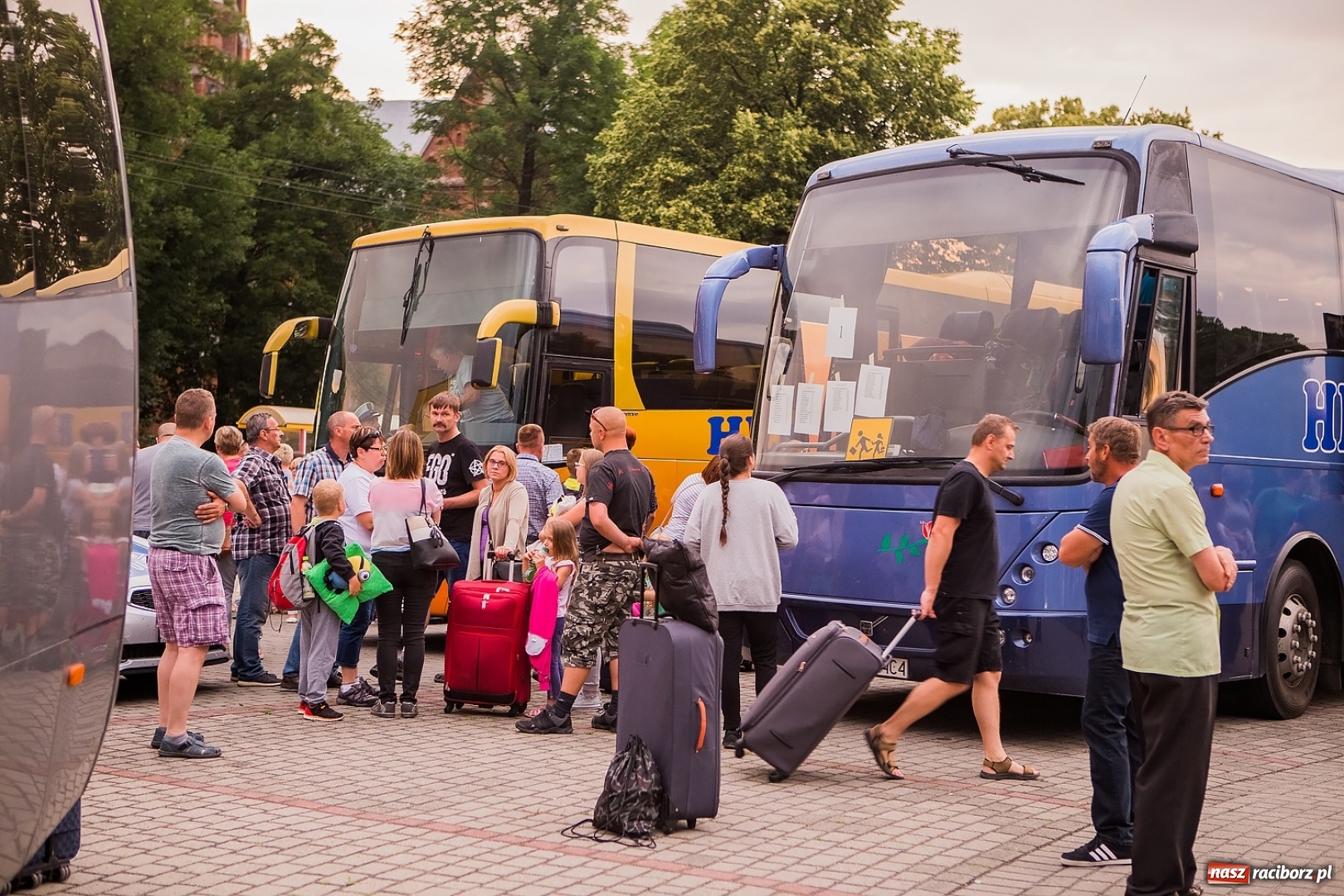 Zdjęcie w galerii na portalu naszraciborz.pl: Pierwszy turnus obozu w Pleśnej już w drodze nad morze wiadomości z regionu