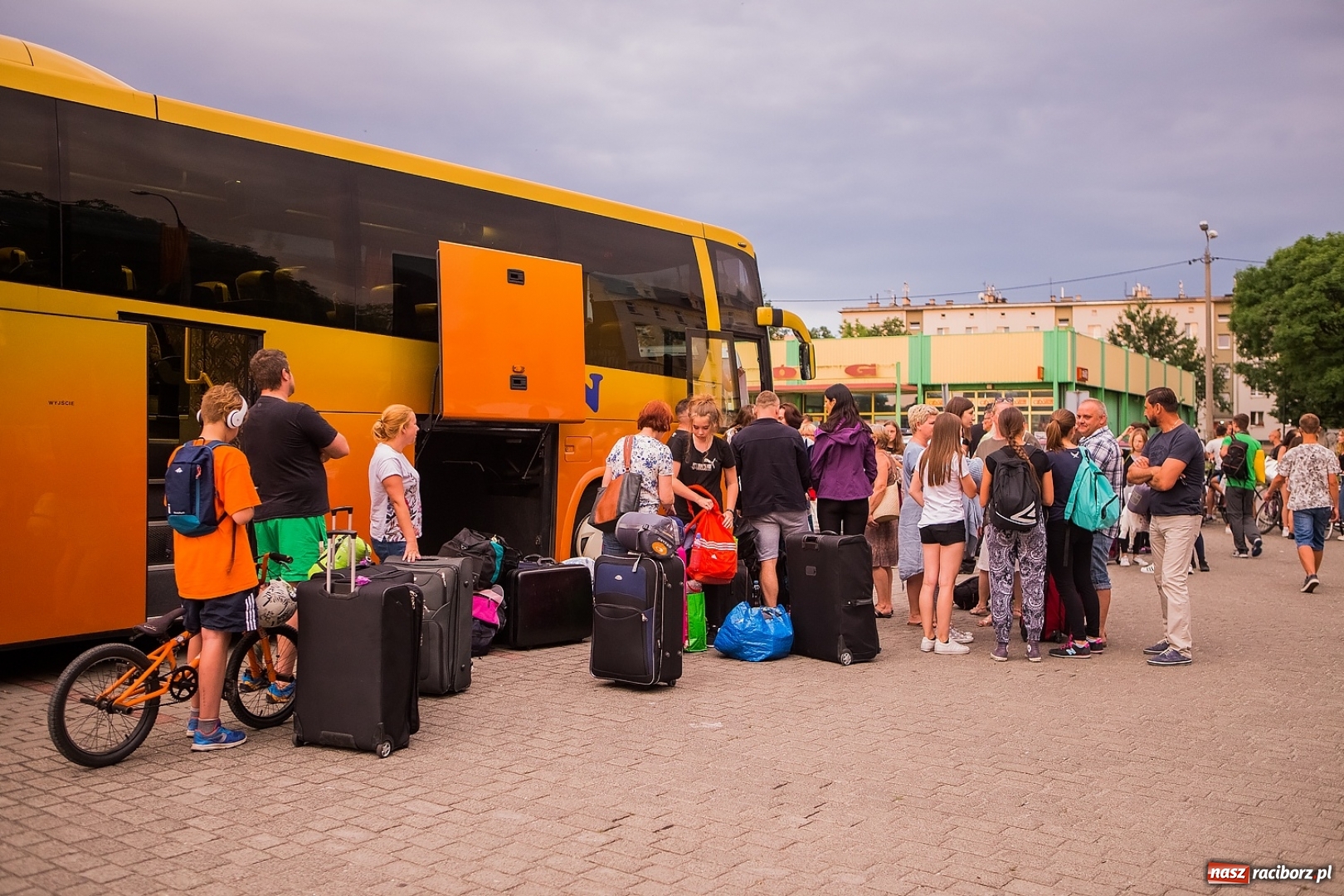 Zdjęcie w galerii na portalu naszraciborz.pl: Pierwszy turnus obozu w Pleśnej już w drodze nad morze wiadomości z regionu