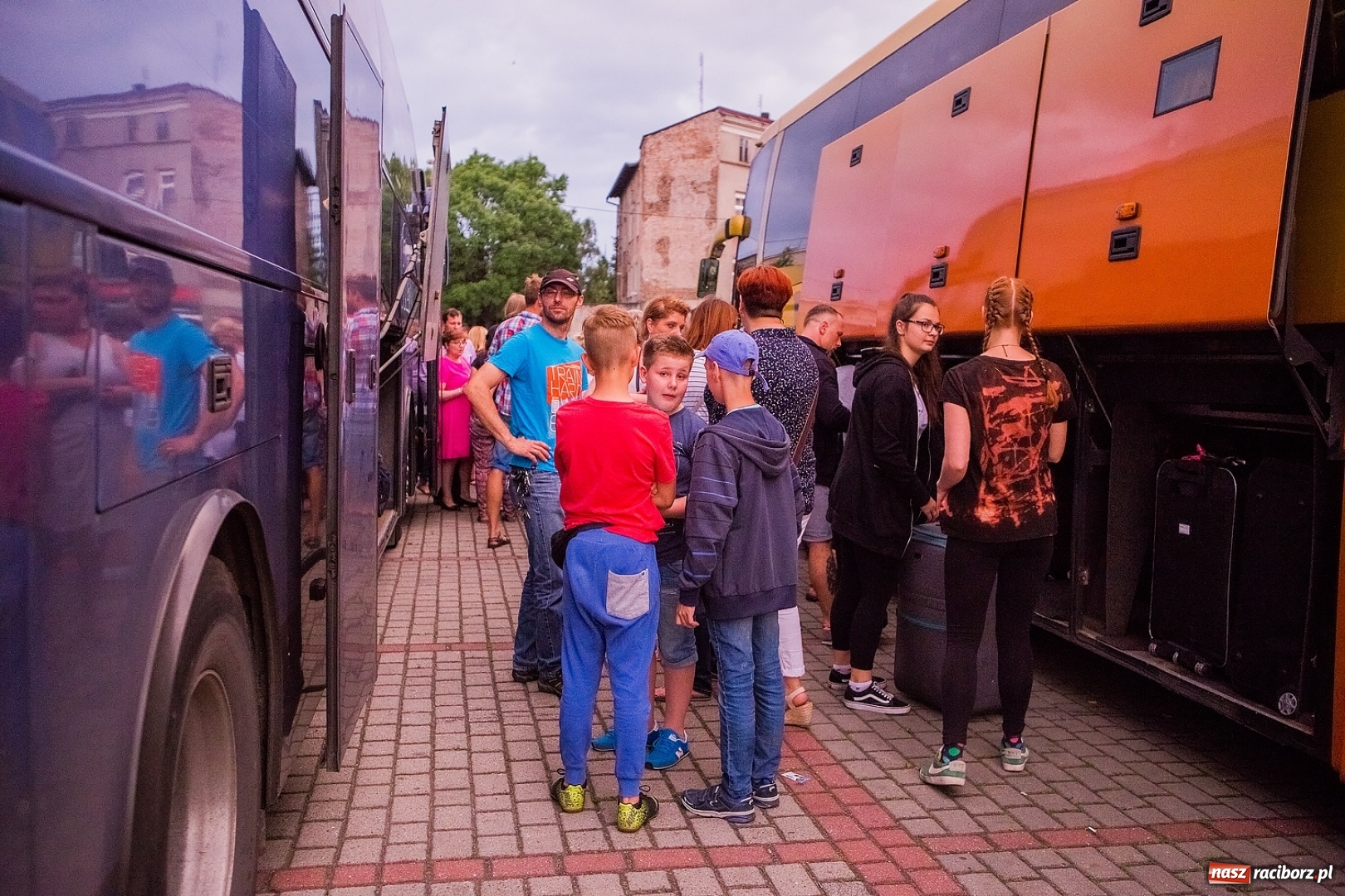 Zdjęcie w galerii na portalu naszraciborz.pl: Pierwszy turnus obozu w Pleśnej już w drodze nad morze wiadomości z regionu