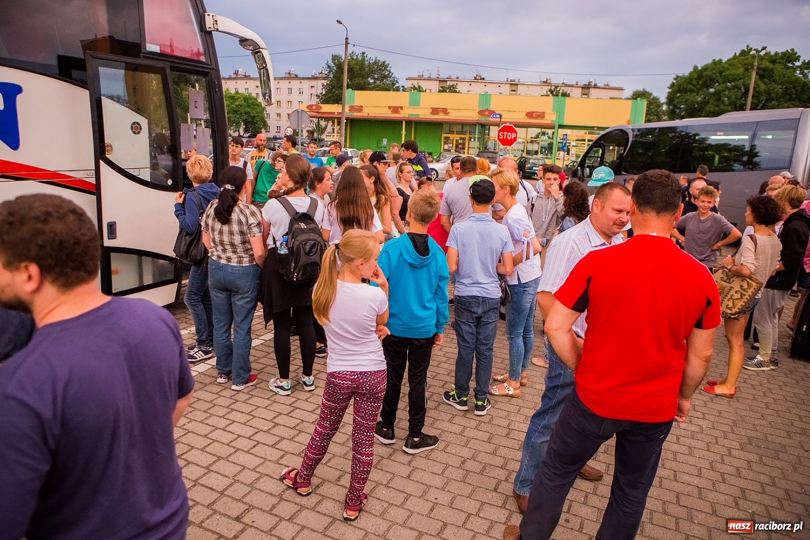 Zdjęcie w galerii na portalu naszraciborz.pl: Pierwszy turnus obozu w Pleśnej już w drodze nad morze wiadomości z regionu
