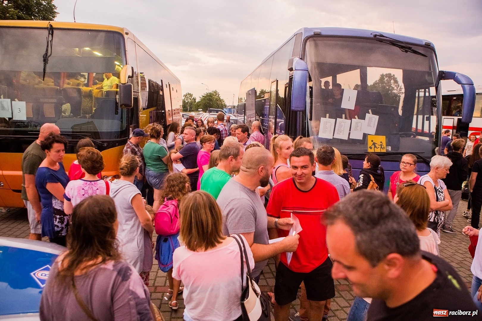 Zdjęcie w galerii na portalu naszraciborz.pl: Pierwszy turnus obozu w Pleśnej już w drodze nad morze wiadomości z regionu