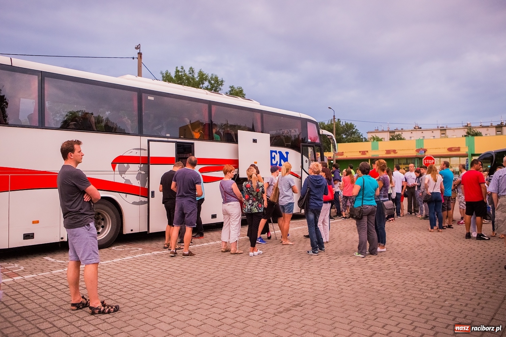 Zdjęcie w galerii na portalu naszraciborz.pl: Pierwszy turnus obozu w Pleśnej już w drodze nad morze wiadomości z regionu