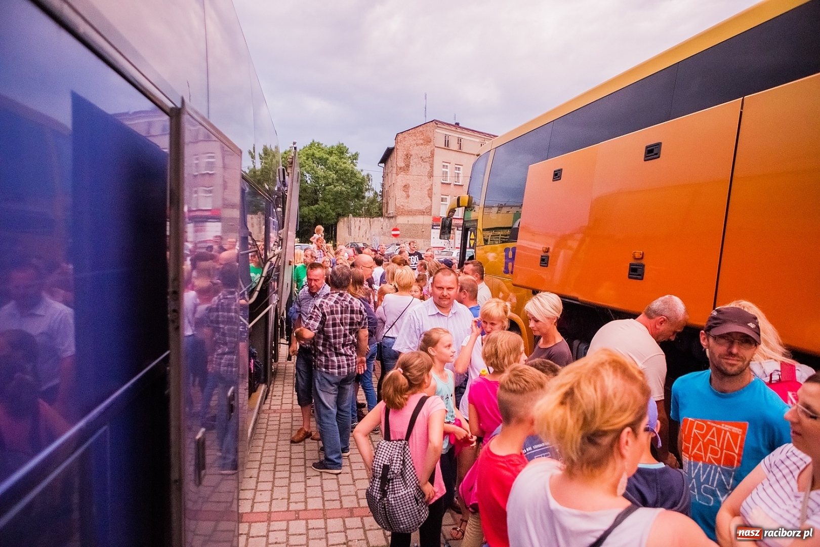 Zdjęcie w galerii na portalu naszraciborz.pl: Pierwszy turnus obozu w Pleśnej już w drodze nad morze wiadomości z regionu