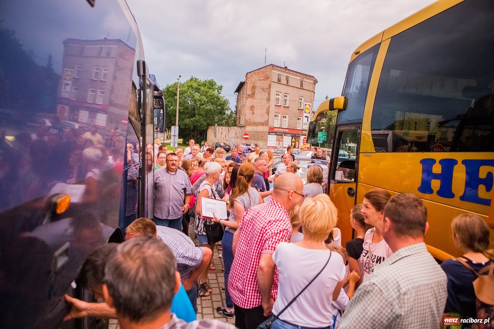 Zdjęcie w galerii na portalu naszraciborz.pl: Pierwszy turnus obozu w Pleśnej już w drodze nad morze wiadomości z regionu