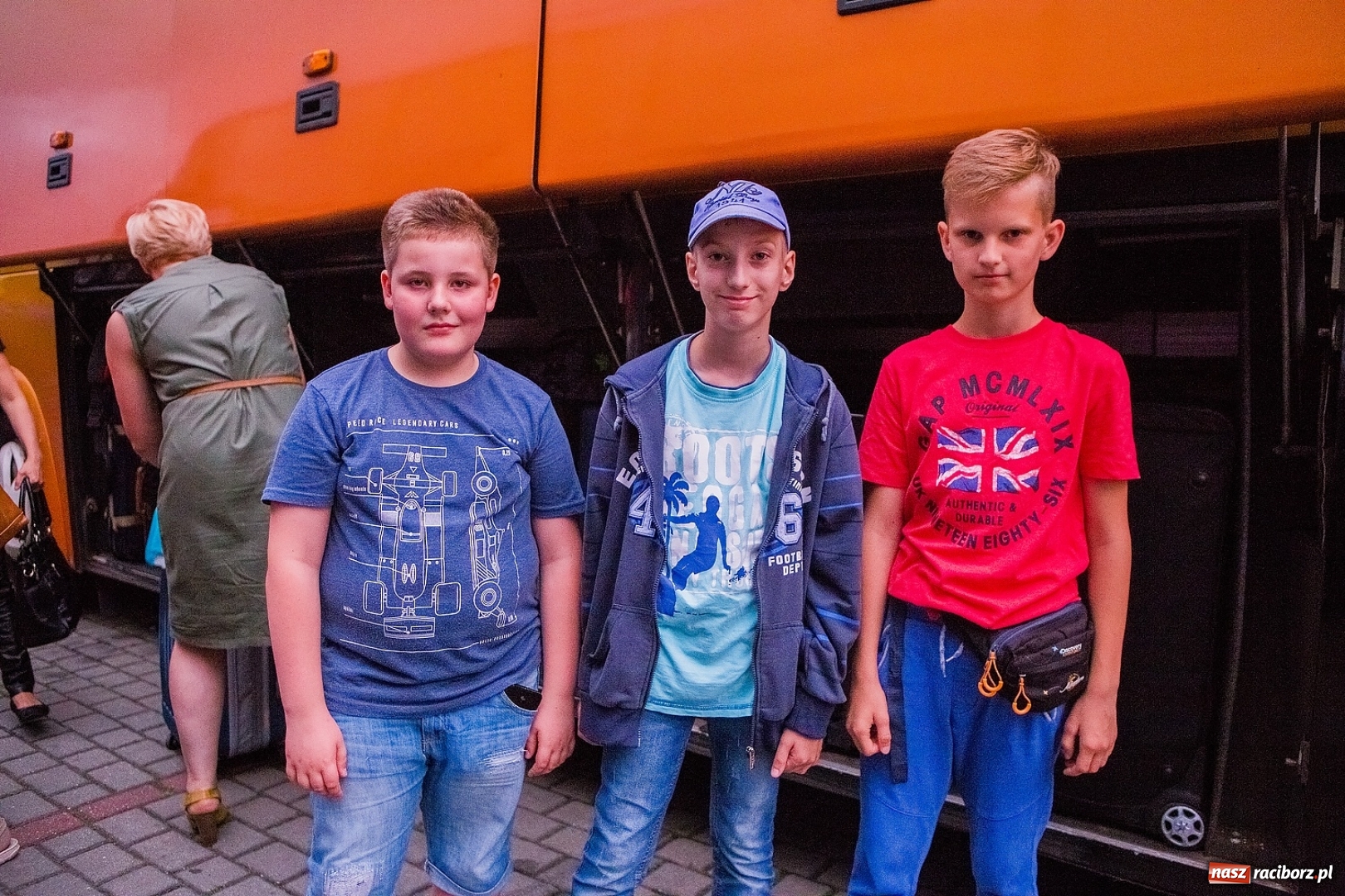 Zdjęcie w galerii na portalu naszraciborz.pl: Pierwszy turnus obozu w Pleśnej już w drodze nad morze wiadomości z regionu