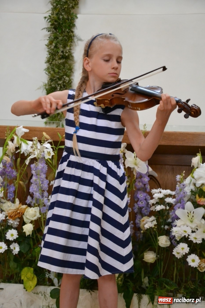 Zdjęcie w galerii na portalu naszraciborz.pl: Artystyczne podsumowanie roku szkolnego - koncert w kaplicy zamkowej wiadomości z regionu