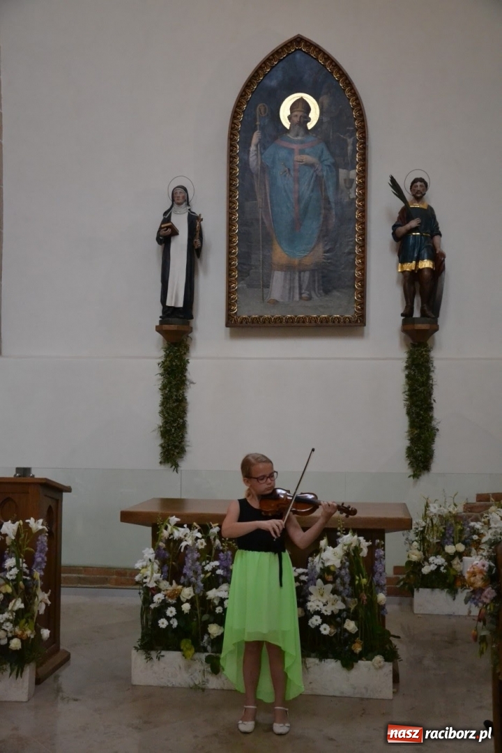 Zdjęcie w galerii na portalu naszraciborz.pl: Artystyczne podsumowanie roku szkolnego - koncert w kaplicy zamkowej wiadomości z regionu