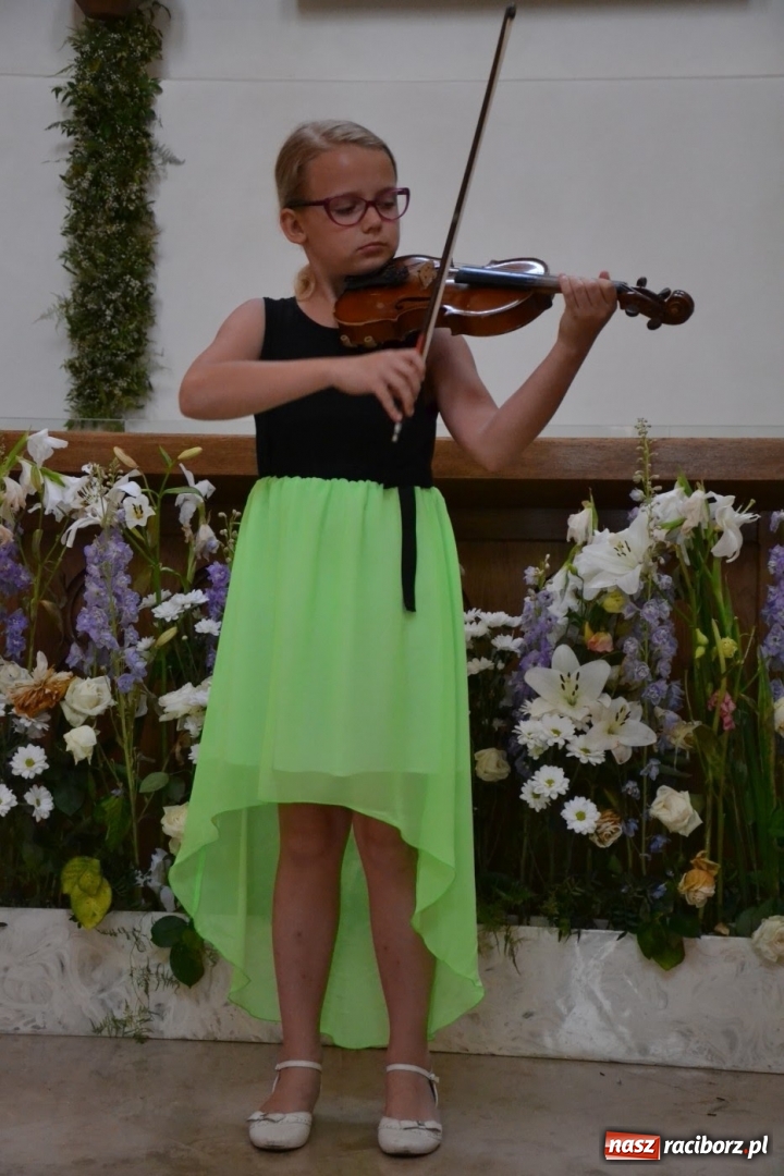 Zdjęcie w galerii na portalu naszraciborz.pl: Artystyczne podsumowanie roku szkolnego - koncert w kaplicy zamkowej wiadomości z regionu