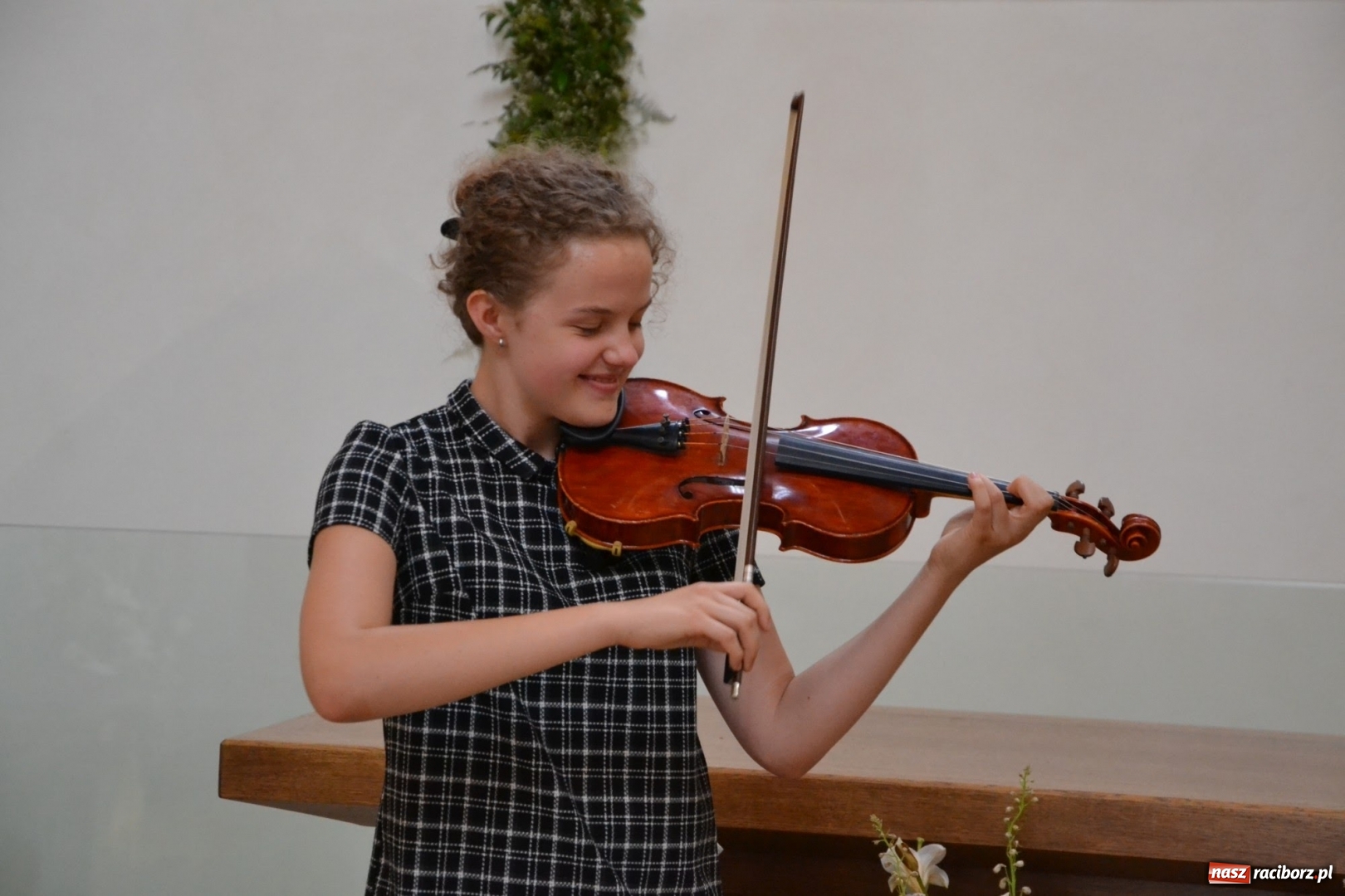 Zdjęcie w galerii na portalu naszraciborz.pl: Artystyczne podsumowanie roku szkolnego - koncert w kaplicy zamkowej wiadomości z regionu