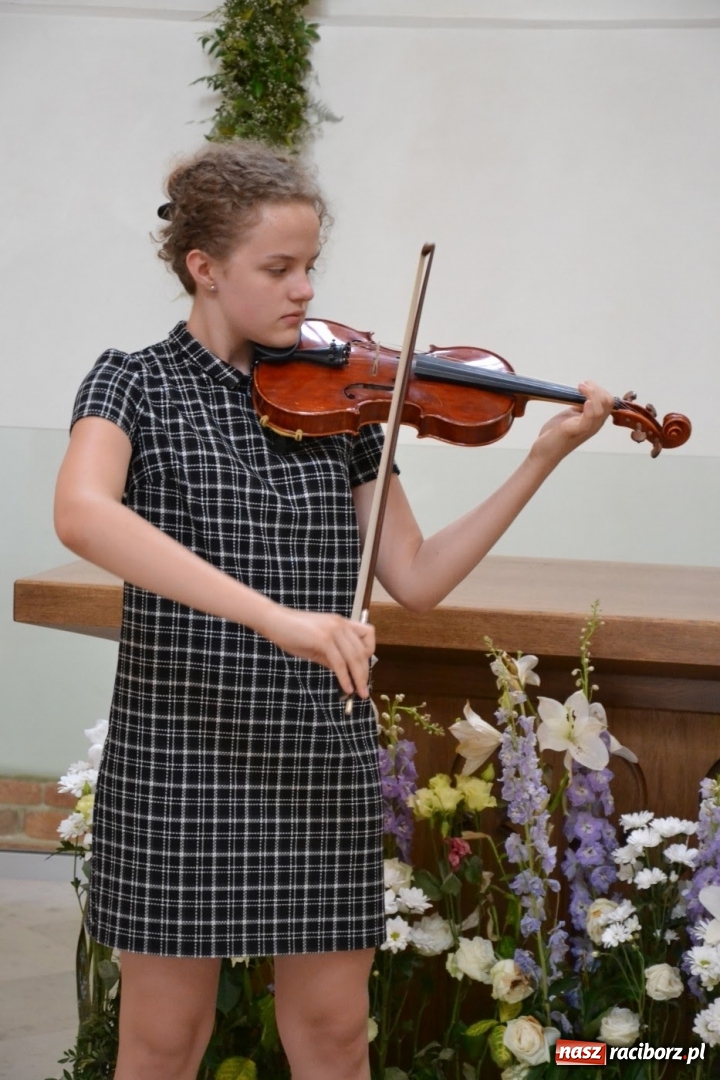 Zdjęcie w galerii na portalu naszraciborz.pl: Artystyczne podsumowanie roku szkolnego - koncert w kaplicy zamkowej wiadomości z regionu