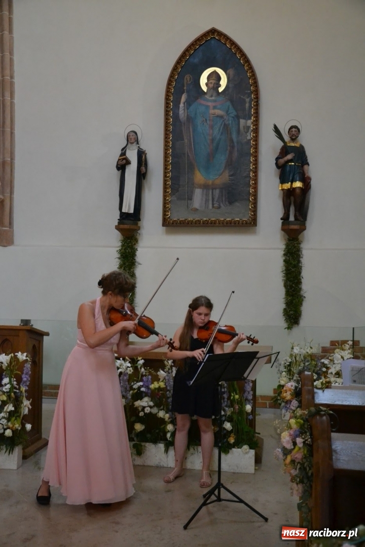 Zdjęcie w galerii na portalu naszraciborz.pl: Artystyczne podsumowanie roku szkolnego - koncert w kaplicy zamkowej wiadomości z regionu