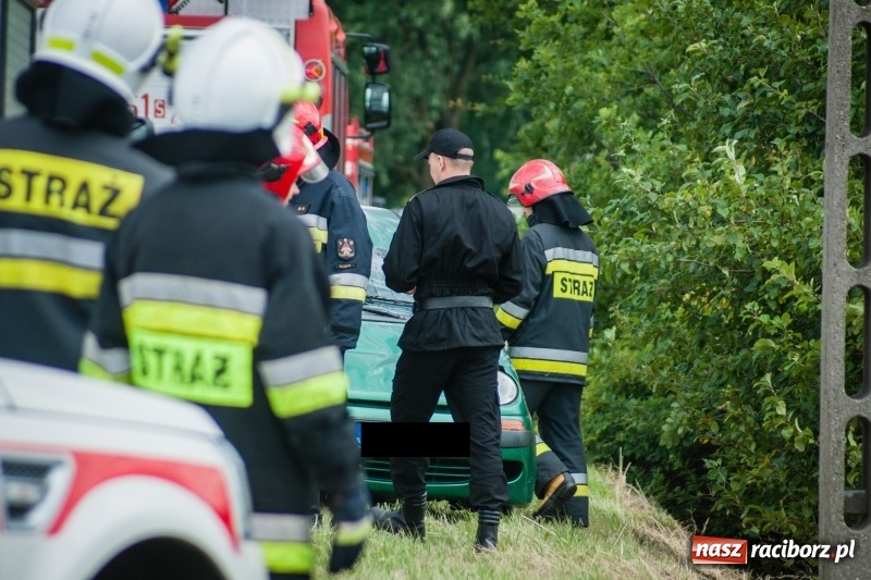 Zdjęcie w galerii na portalu naszraciborz.pl: Daewoo matiz dachował na Lubomskiej w Pogrzebieniu wiadomości z regionu