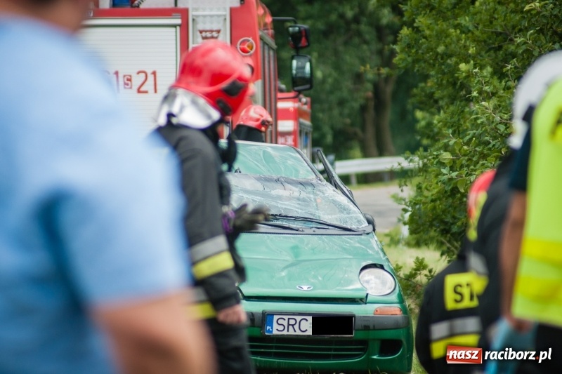 Zdjęcie w galerii na portalu naszraciborz.pl: Daewoo matiz dachował na Lubomskiej w Pogrzebieniu wiadomości z regionu