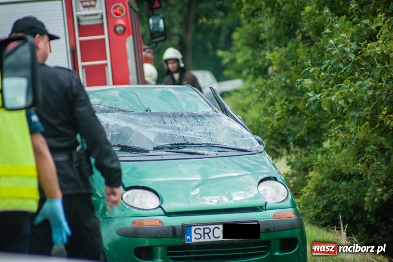 Zdjęcie w galerii na portalu naszraciborz.pl: Daewoo matiz dachował na Lubomskiej w Pogrzebieniu wiadomości z regionu