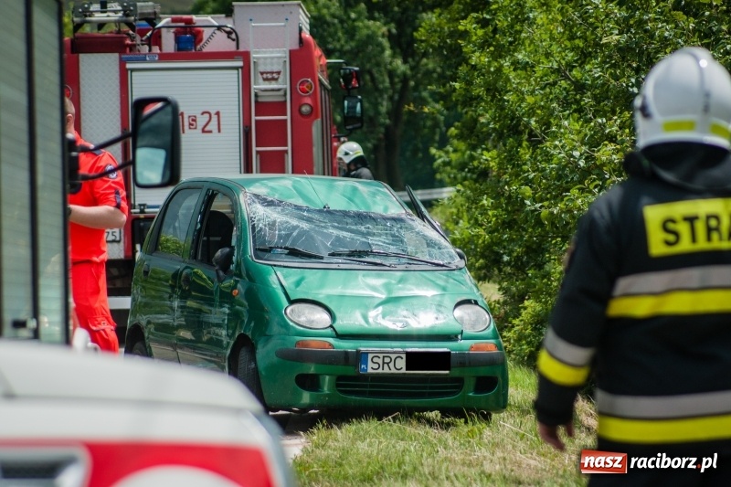 Zdjęcie w galerii na portalu naszraciborz.pl: Daewoo matiz dachował na Lubomskiej w Pogrzebieniu wiadomości z regionu
