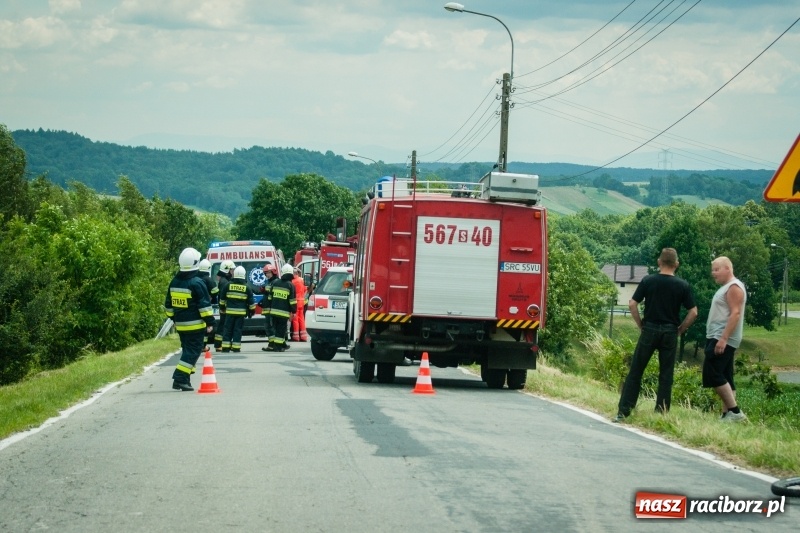Zdjęcie w galerii na portalu naszraciborz.pl: Daewoo matiz dachował na Lubomskiej w Pogrzebieniu wiadomości z regionu