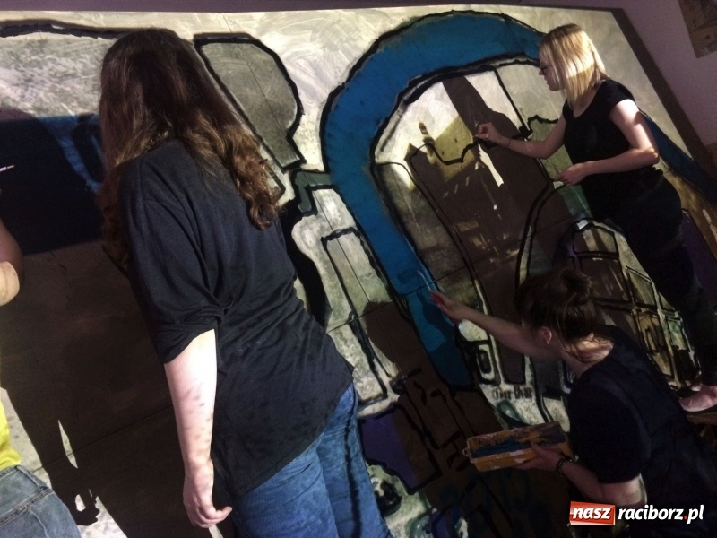 Zdjęcie w galerii na portalu naszraciborz.pl: Pięciometrowym obrazem studenci PWSZ uczcili 800- lecie Raciborza wiadomości z regionu