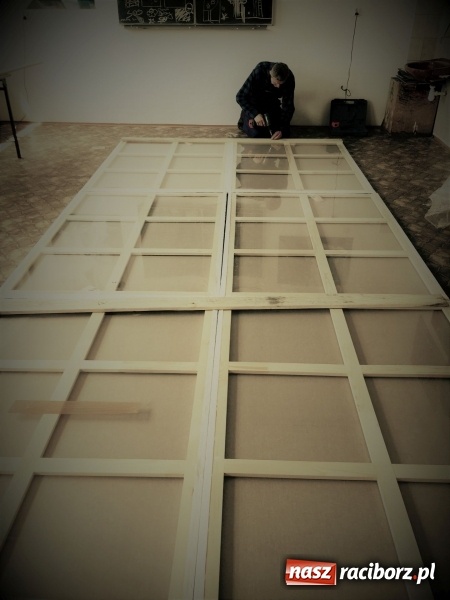 Zdjęcie w galerii na portalu naszraciborz.pl: Pięciometrowym obrazem studenci PWSZ uczcili 800- lecie Raciborza wiadomości z regionu