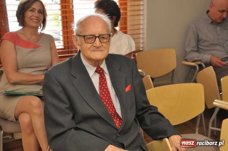 Zdjęcie w galerii na portalu naszraciborz.pl: Paweł Newerla z tytułem i medalem Zasłużony dla Powiatu Raciborskiego wiadomości z regionu