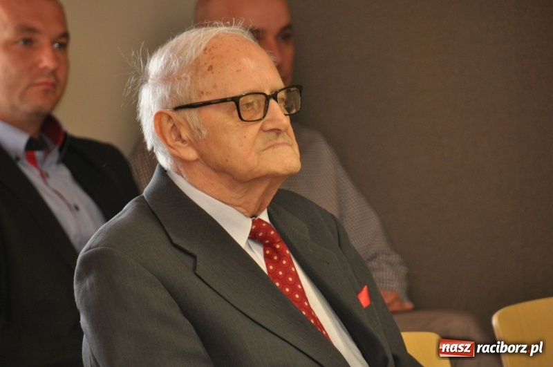 Zdjęcie w galerii na portalu naszraciborz.pl: Paweł Newerla z tytułem i medalem Zasłużony dla Powiatu Raciborskiego wiadomości z regionu