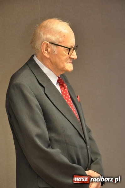 Zdjęcie w galerii na portalu naszraciborz.pl: Paweł Newerla z tytułem i medalem Zasłużony dla Powiatu Raciborskiego wiadomości z regionu