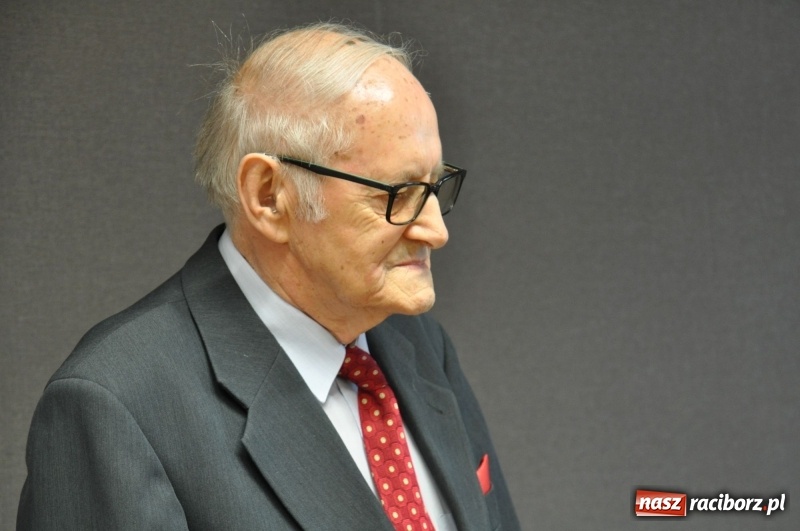 Zdjęcie w galerii na portalu naszraciborz.pl: Paweł Newerla z tytułem i medalem Zasłużony dla Powiatu Raciborskiego wiadomości z regionu