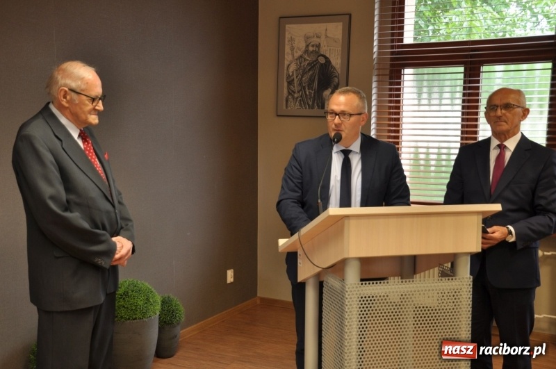 Zdjęcie w galerii na portalu naszraciborz.pl: Paweł Newerla z tytułem i medalem Zasłużony dla Powiatu Raciborskiego wiadomości z regionu