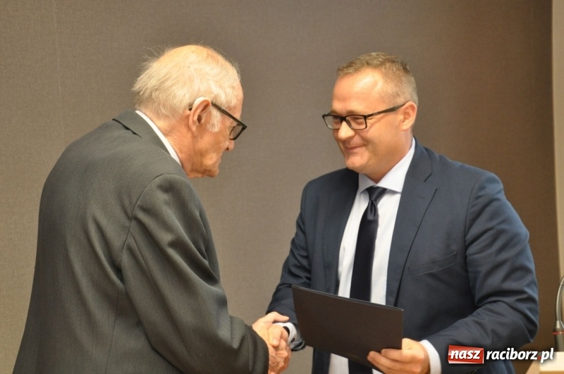 Zdjęcie w galerii na portalu naszraciborz.pl: Paweł Newerla z tytułem i medalem Zasłużony dla Powiatu Raciborskiego wiadomości z regionu