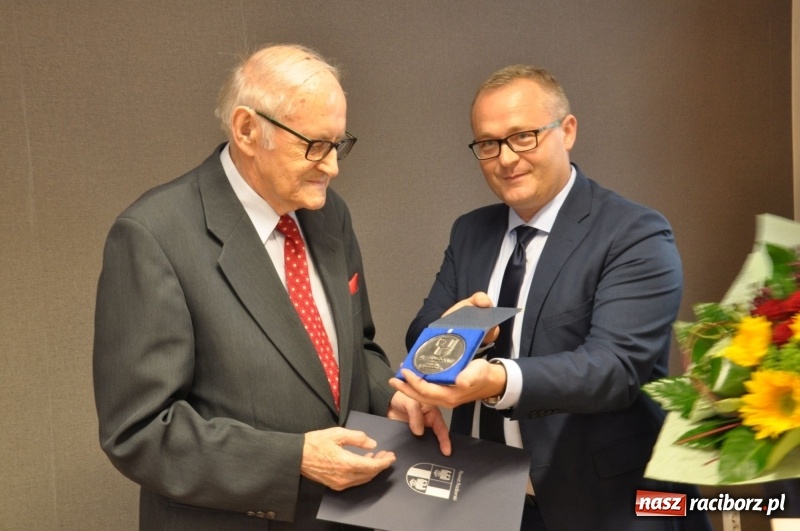 Zdjęcie w galerii na portalu naszraciborz.pl: Paweł Newerla z tytułem i medalem Zasłużony dla Powiatu Raciborskiego wiadomości z regionu