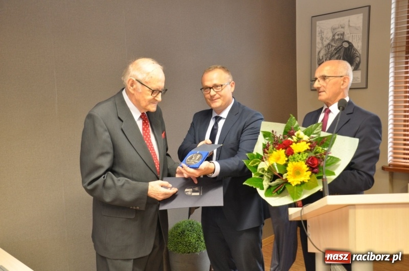 Zdjęcie w galerii na portalu naszraciborz.pl: Paweł Newerla z tytułem i medalem Zasłużony dla Powiatu Raciborskiego wiadomości z regionu