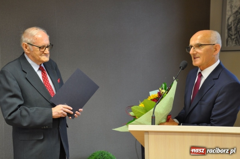 Zdjęcie w galerii na portalu naszraciborz.pl: Paweł Newerla z tytułem i medalem Zasłużony dla Powiatu Raciborskiego wiadomości z regionu