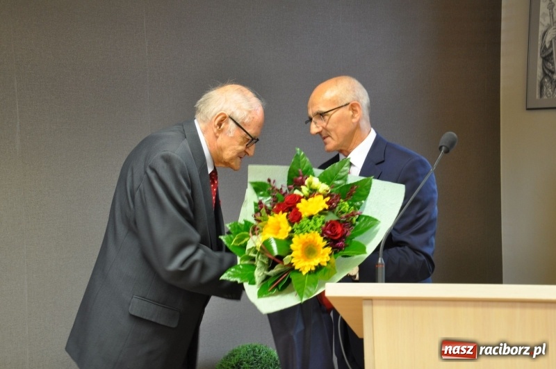 Zdjęcie w galerii na portalu naszraciborz.pl: Paweł Newerla z tytułem i medalem Zasłużony dla Powiatu Raciborskiego wiadomości z regionu
