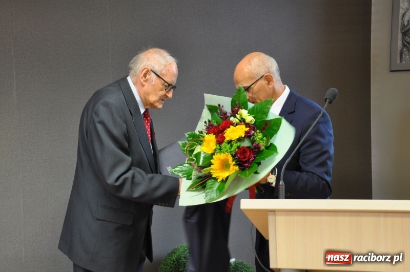 Zdjęcie w galerii na portalu naszraciborz.pl: Paweł Newerla z tytułem i medalem Zasłużony dla Powiatu Raciborskiego wiadomości z regionu