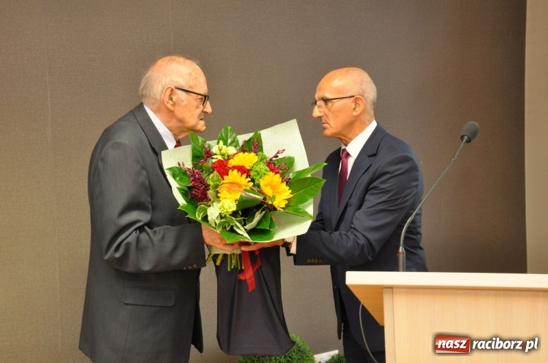 Zdjęcie w galerii na portalu naszraciborz.pl: Paweł Newerla z tytułem i medalem Zasłużony dla Powiatu Raciborskiego wiadomości z regionu