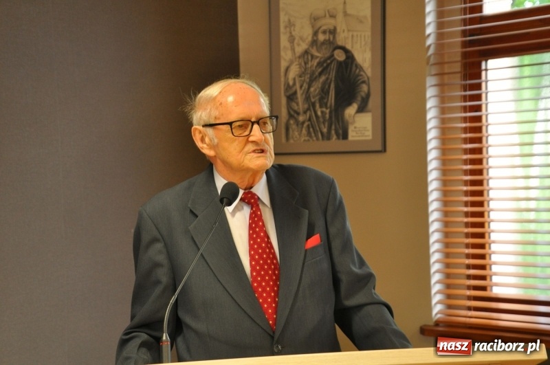 Zdjęcie w galerii na portalu naszraciborz.pl: Paweł Newerla z tytułem i medalem Zasłużony dla Powiatu Raciborskiego wiadomości z regionu