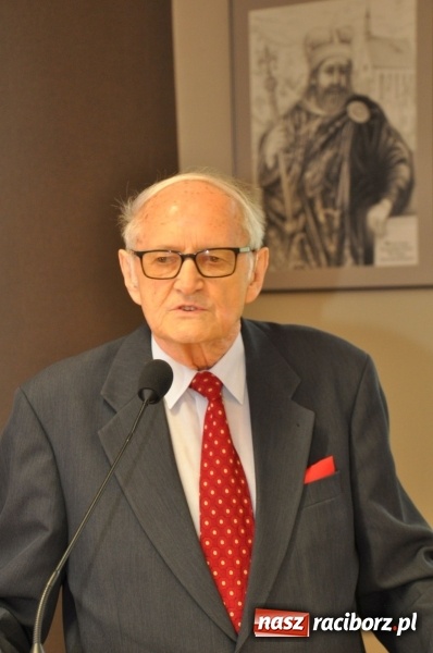 Zdjęcie w galerii na portalu naszraciborz.pl: Paweł Newerla z tytułem i medalem Zasłużony dla Powiatu Raciborskiego wiadomości z regionu