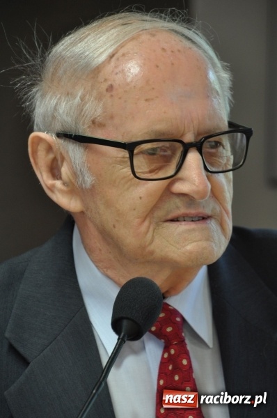 Zdjęcie w galerii na portalu naszraciborz.pl: Paweł Newerla z tytułem i medalem Zasłużony dla Powiatu Raciborskiego wiadomości z regionu