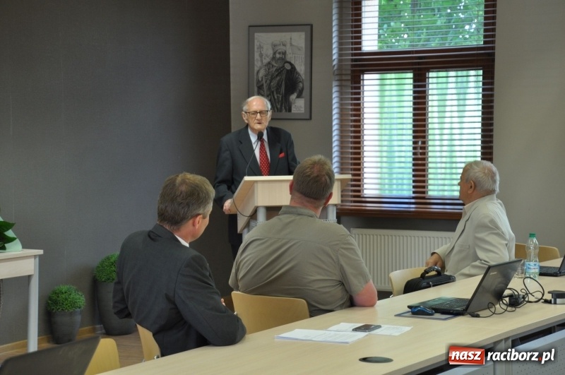 Zdjęcie w galerii na portalu naszraciborz.pl: Paweł Newerla z tytułem i medalem Zasłużony dla Powiatu Raciborskiego wiadomości z regionu