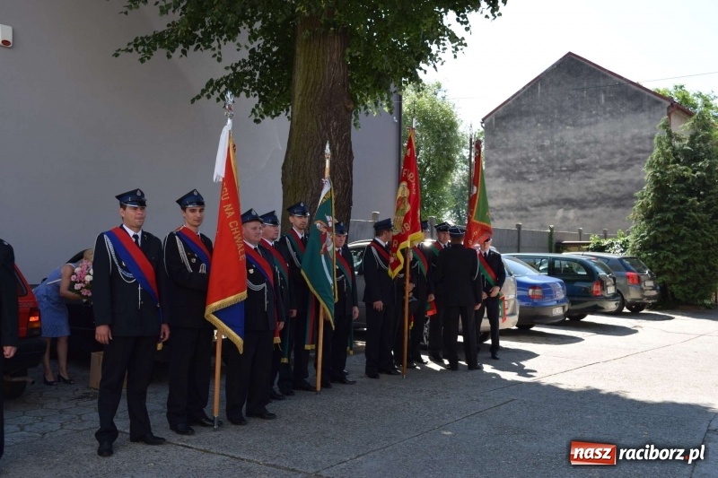 Zdjęcie w galerii na portalu naszraciborz.pl: Proboszcz z Krzanowic ubrał strażacki mundur wiadomości z regionu