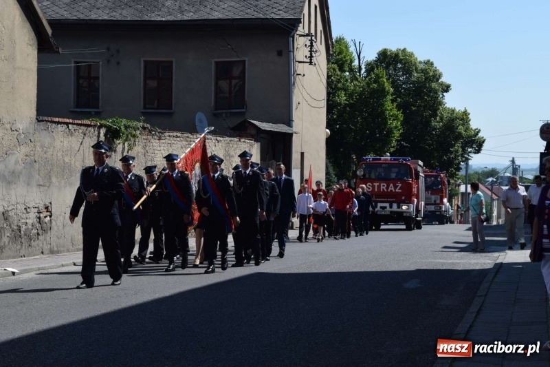 Zdjęcie w galerii na portalu naszraciborz.pl: Proboszcz z Krzanowic ubrał strażacki mundur wiadomości z regionu