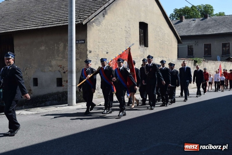 Zdjęcie w galerii na portalu naszraciborz.pl: Proboszcz z Krzanowic ubrał strażacki mundur wiadomości z regionu