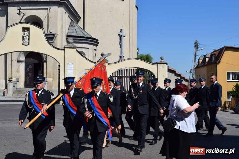 Zdjęcie w galerii na portalu naszraciborz.pl: Proboszcz z Krzanowic ubrał strażacki mundur wiadomości z regionu