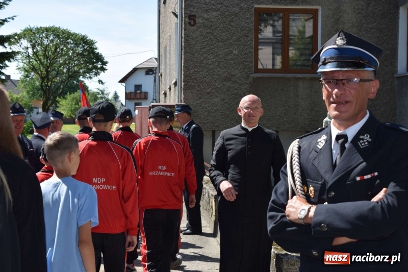 Zdjęcie w galerii na portalu naszraciborz.pl: Proboszcz z Krzanowic ubrał strażacki mundur wiadomości z regionu