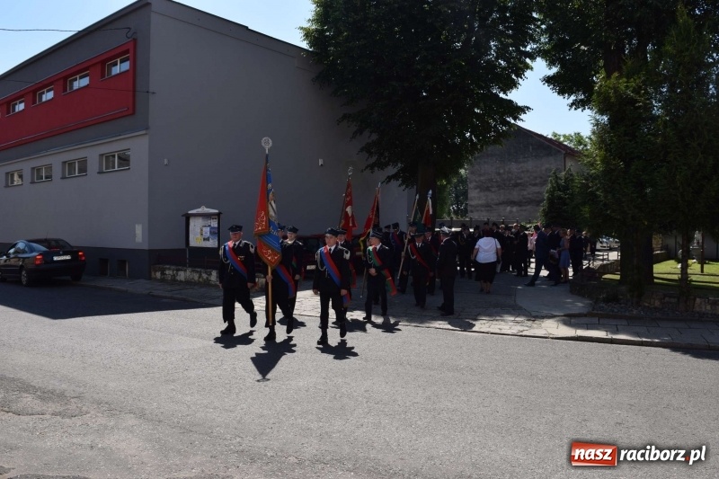 Zdjęcie w galerii na portalu naszraciborz.pl: Proboszcz z Krzanowic ubrał strażacki mundur wiadomości z regionu