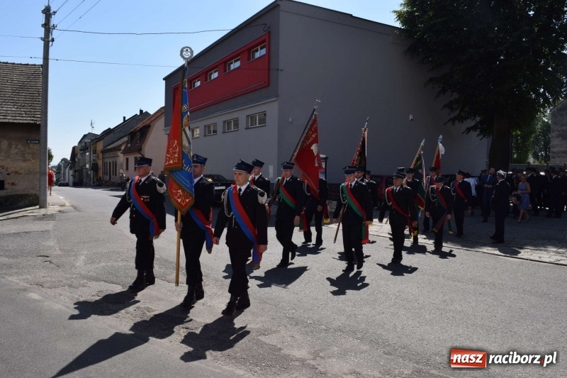 Zdjęcie w galerii na portalu naszraciborz.pl: Proboszcz z Krzanowic ubrał strażacki mundur wiadomości z regionu