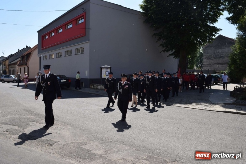 Zdjęcie w galerii na portalu naszraciborz.pl: Proboszcz z Krzanowic ubrał strażacki mundur wiadomości z regionu