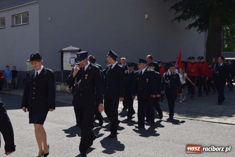 Zdjęcie w galerii na portalu naszraciborz.pl: Proboszcz z Krzanowic ubrał strażacki mundur wiadomości z regionu